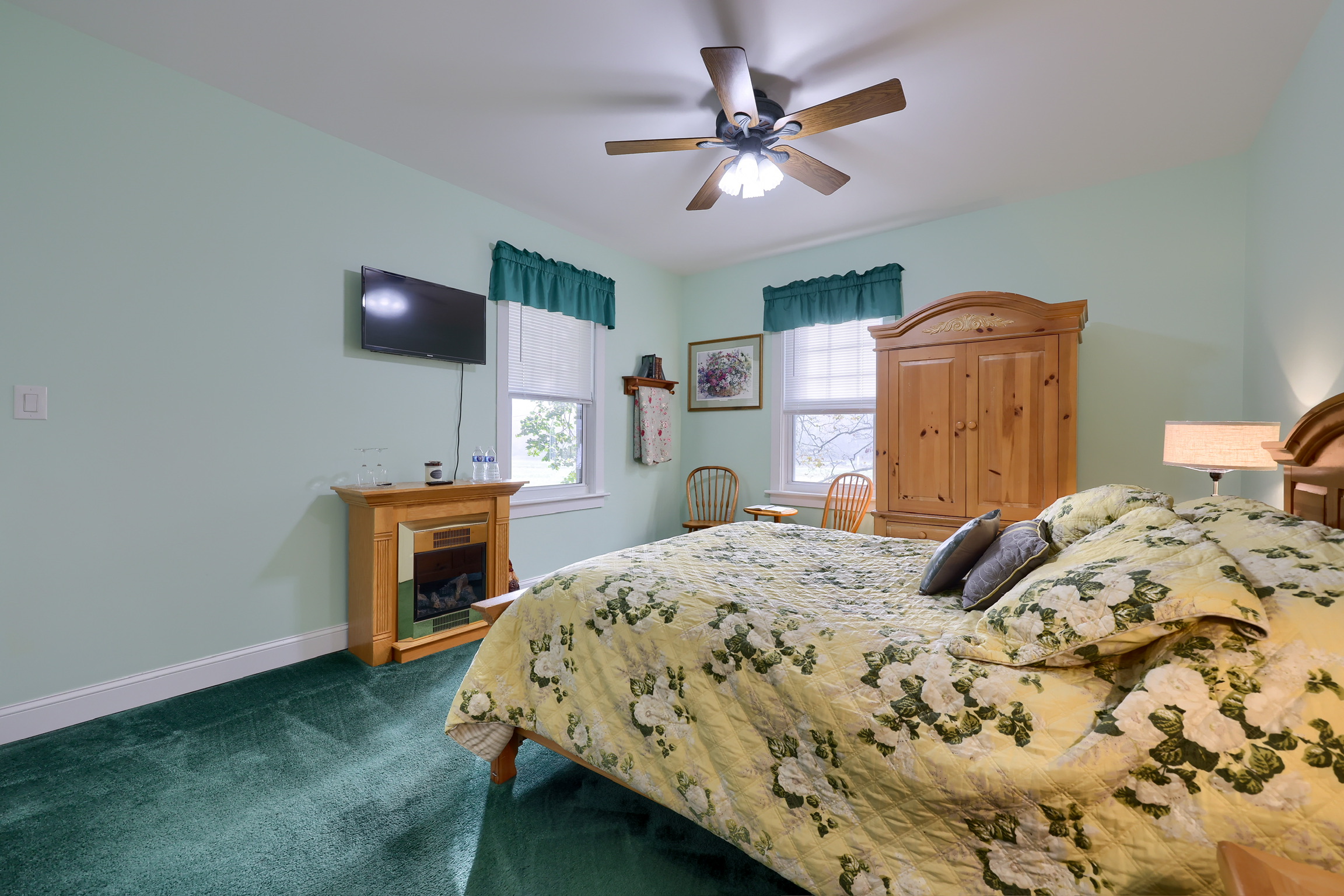 The Emerald Room - spacious green-themed room